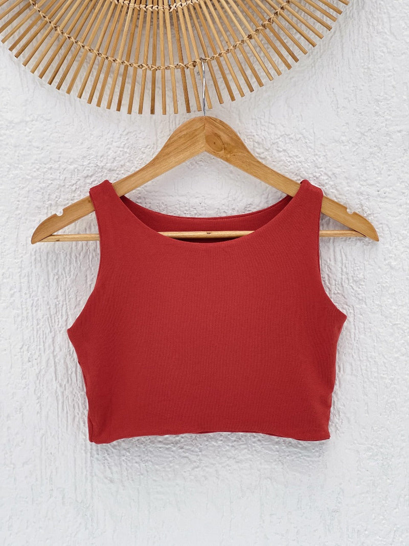 Cropped Aura Liso Terracota em uso