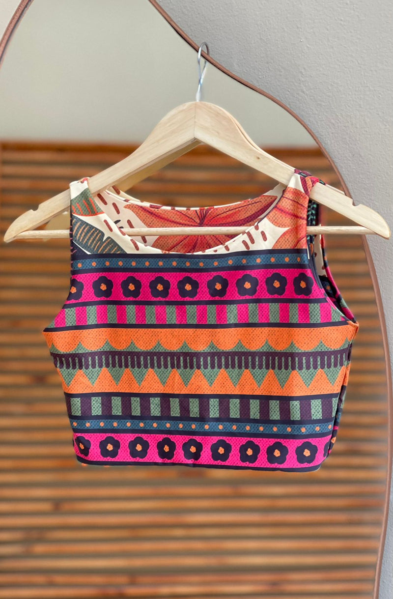 Cropped Aura Elegância Tropical em uso